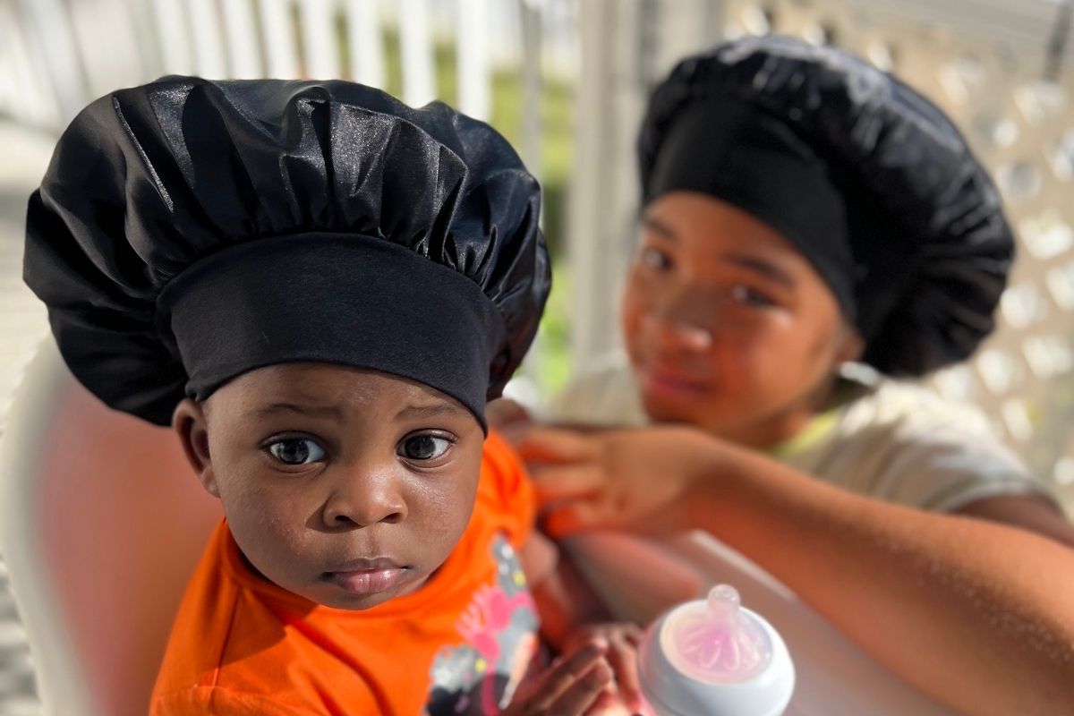 Bonnet satin bébé : à partir de quel âge ?