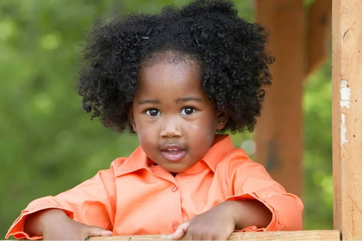 Routine cheveux bébé crépus : le guide 0 à 3 ans