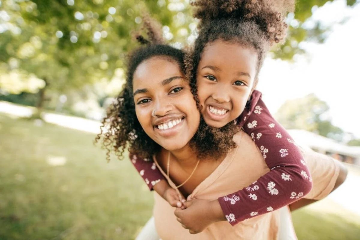 Cheveux secs chez l'enfant : que faire toute l'année