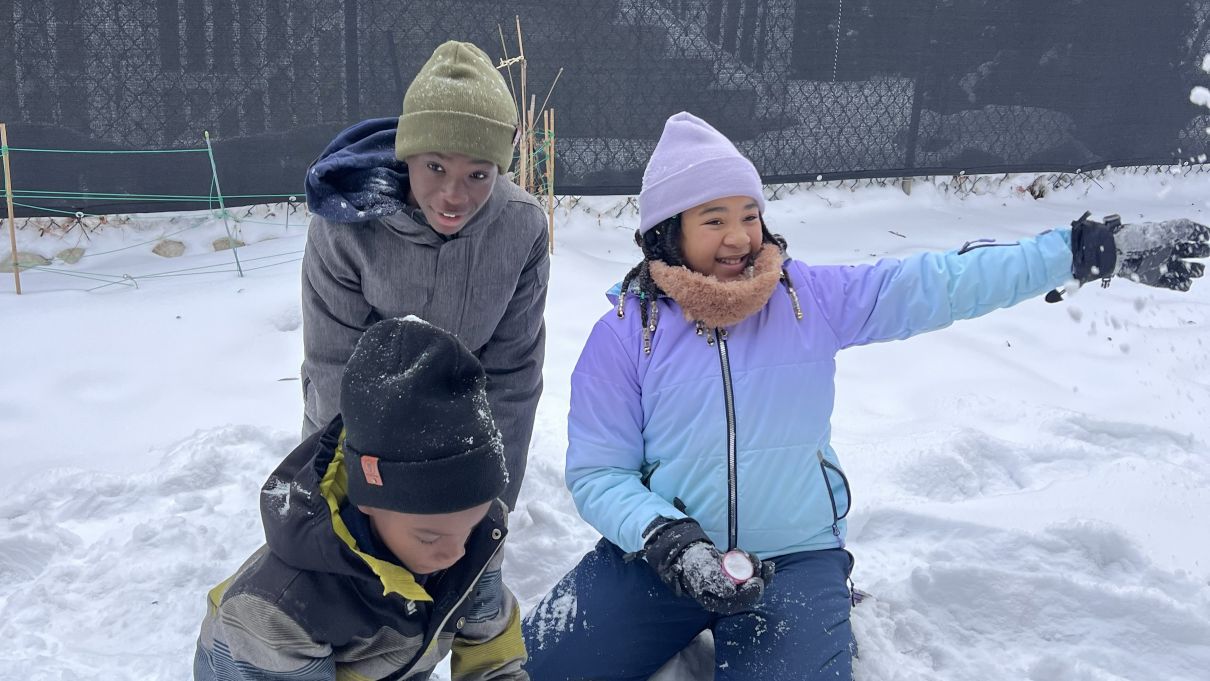 Bonnet hiver intérieur satin : protéger les cheveux des enfants