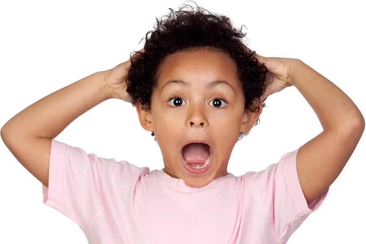 Cheveux cassants chez l'enfant : causes et solutions