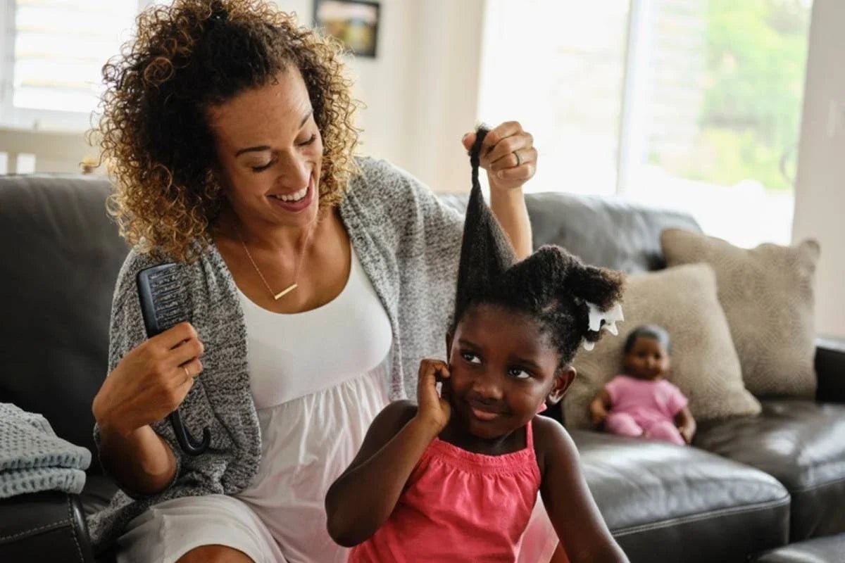 Démêler les cheveux 4C de mon enfant : la méthode douce
