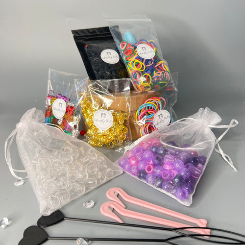 PACK SUBLIMER CES COIFFURES - 2 COUPES ELASTIQUES, 2 ENFILE PERLE, 500 ELASTIQUES CAOUTCHOUC, 50 ELASTIQUES EN TISSUS, 120 HAIR RING, 2 SACS DE PERLES AU CHOIX