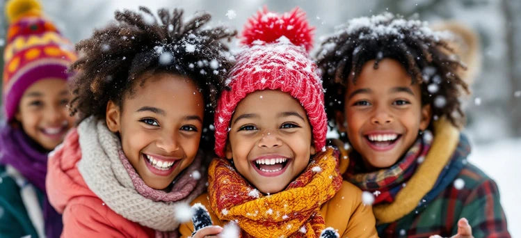 Enfant aux cheveux texturés protégés en hiver
