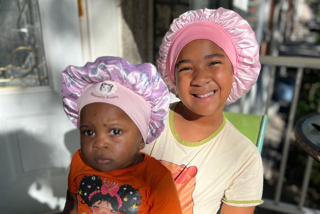 onnet en satin enfant Serenity Night - Fillette souriante portant bonnet protection cheveux texturés