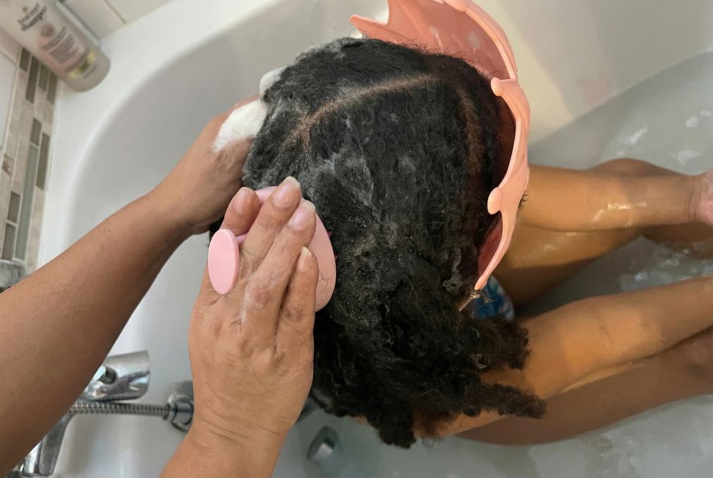 Brosse massante cuir chevelu : utile ou gadget ?