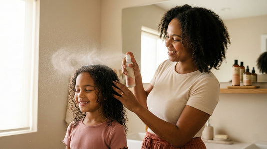 Routine hydratation cheveux texturés enfant - Maman vaporisant spray sur cheveux bouclés