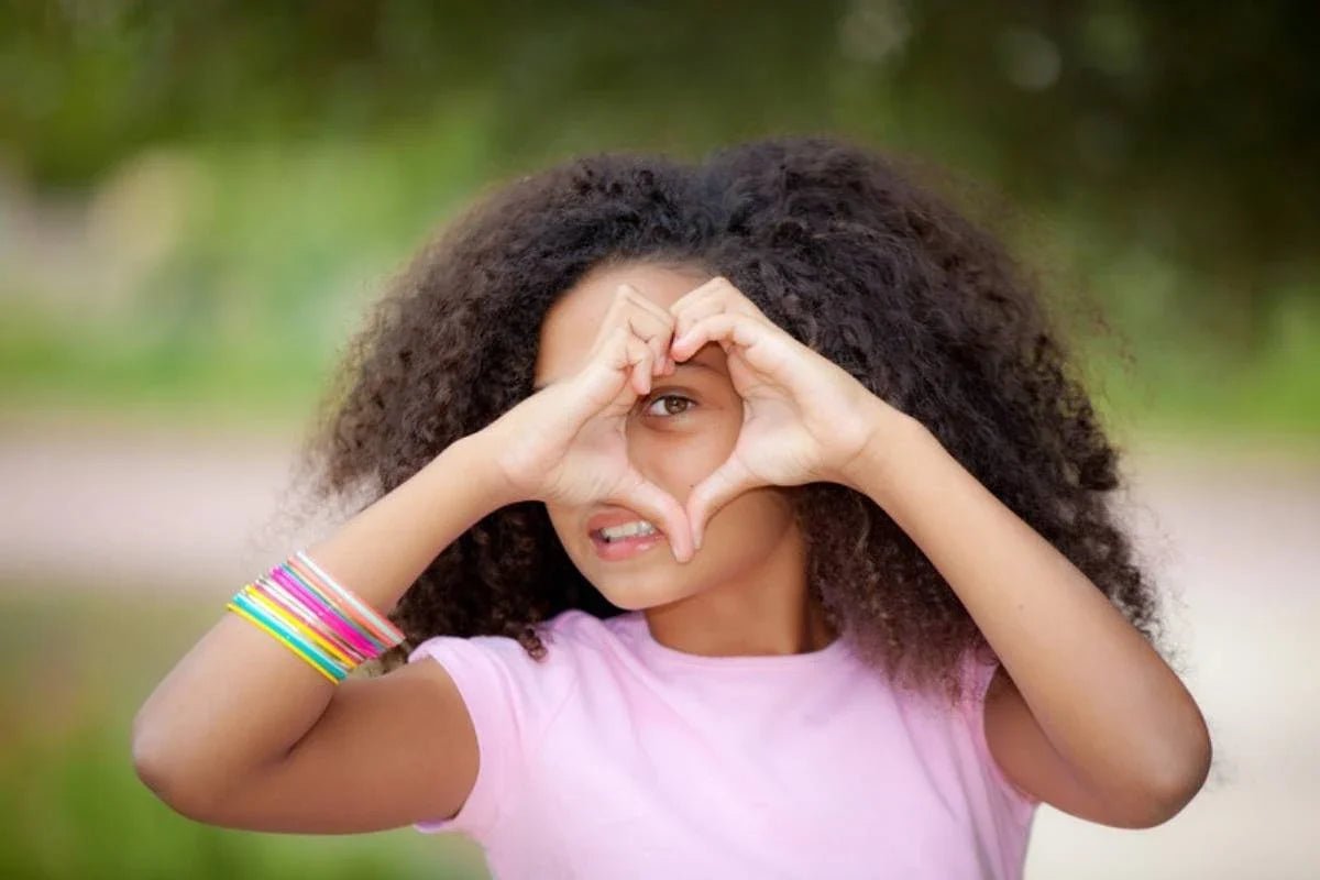 Coiffure cheveux crépus enfant : 7 idées sans chaleur