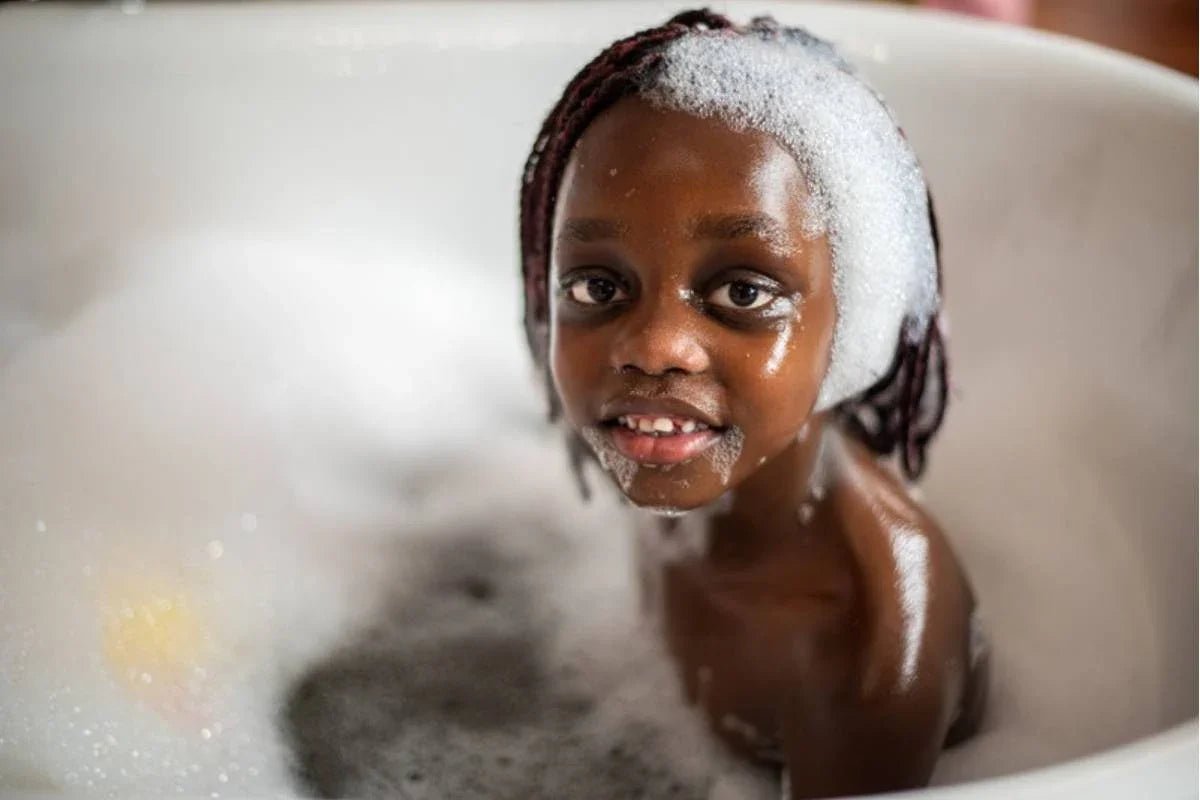 Hydratation cheveux crépus enfant : eau, huiles, beurres