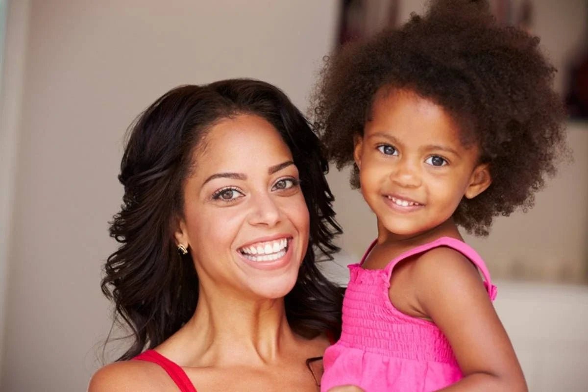 Chignon cheveux crépus enfant : 5 coiffures habillées