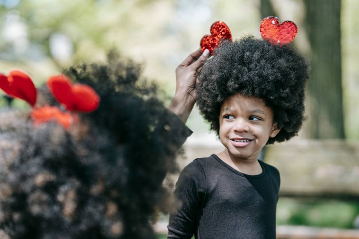 Coiffure de fête pour petite fille texturée : idées faciles
