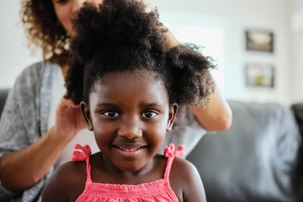 Coiffure 2 couettes enfant : 6 variantes faciles (vidéo)