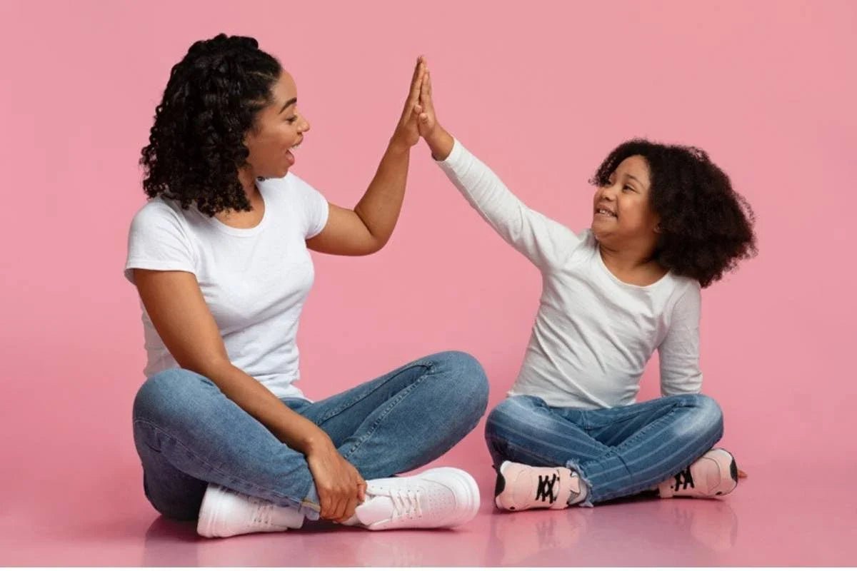 Coiffure de fête pour petite fille texturée : idées faciles