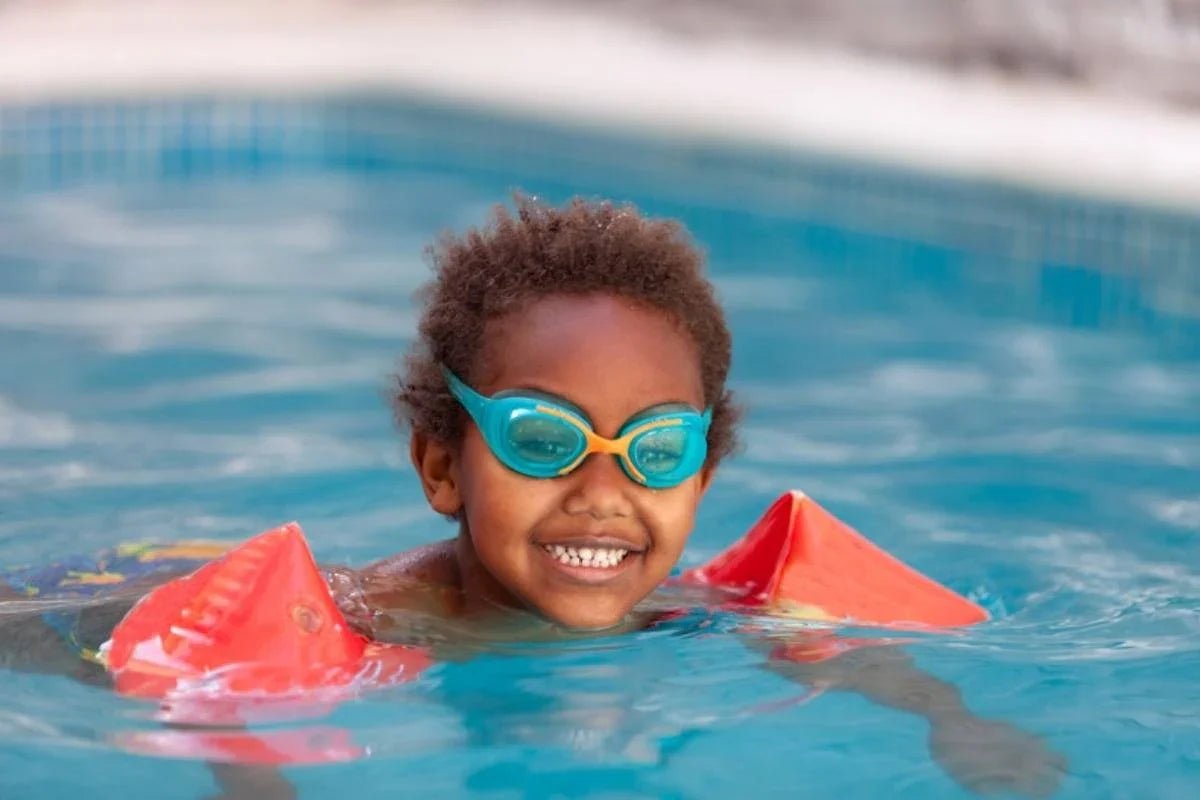 Coiffures d'été enfant : protéger les cheveux du chlore, du sel et du soleil