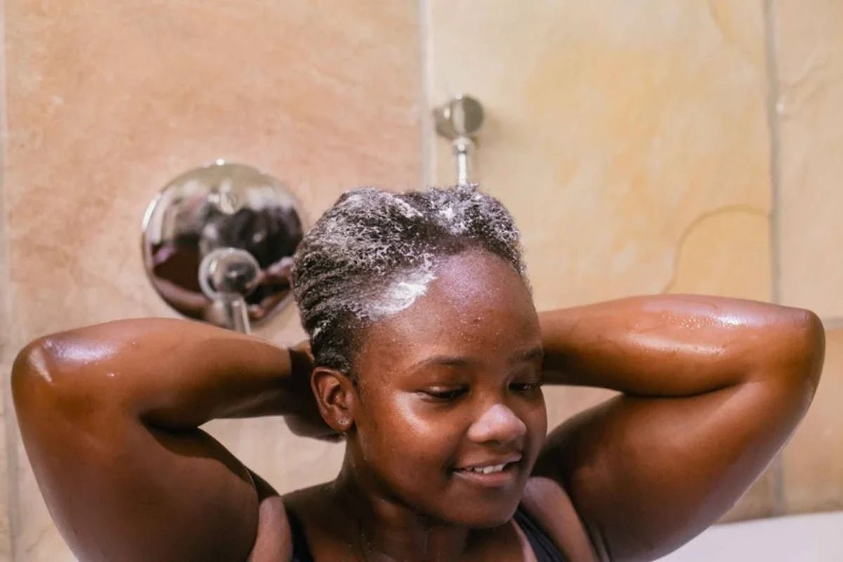Démêlage à sec ou sous l'eau : que choisir pour son enfant ?