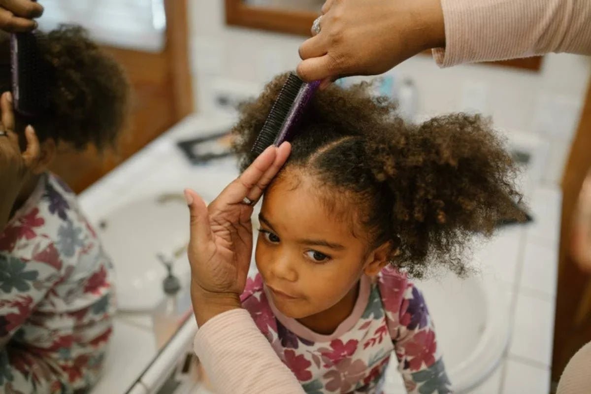 Démêler des cheveux très emmêlés chez l'enfant sans casse