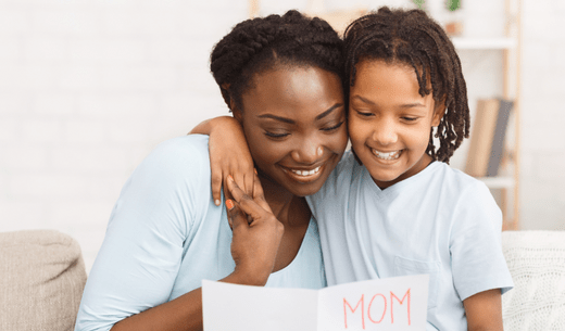 Coiffures protectrices : pourquoi elles sont indispensables pour vos enfants métis ?