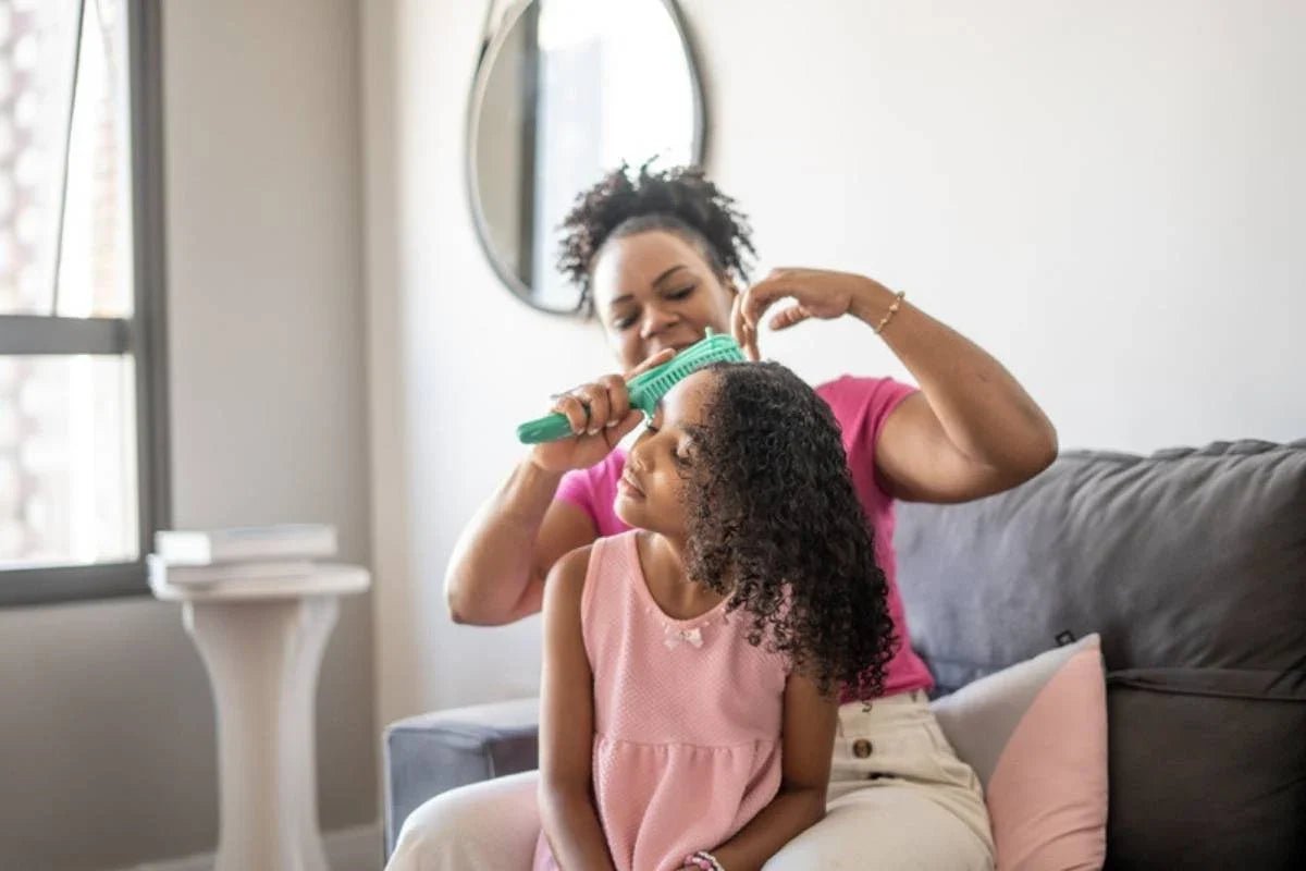 Routine cheveux bouclés enfant : le guide simple