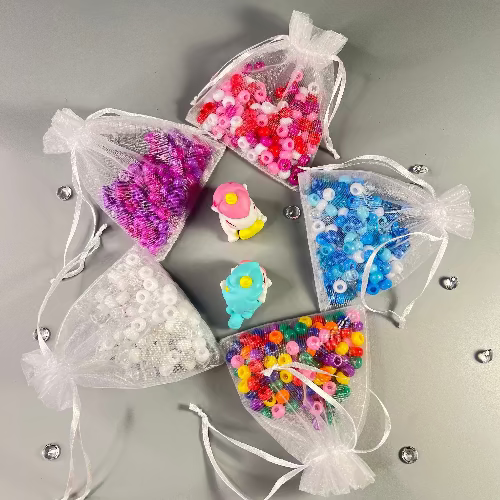 Petites perles bleues, blanches et transparentes pour coiffure enfant – vue 4
