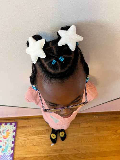 Barrettes étoiles sur une coiffure d’enfant