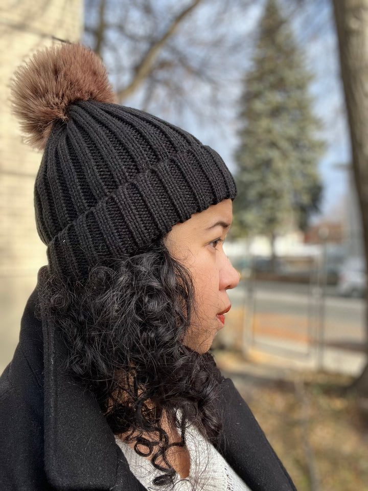 Bonnet en tricot noir avec doublure satin pour chaleur et soin des cheveux.