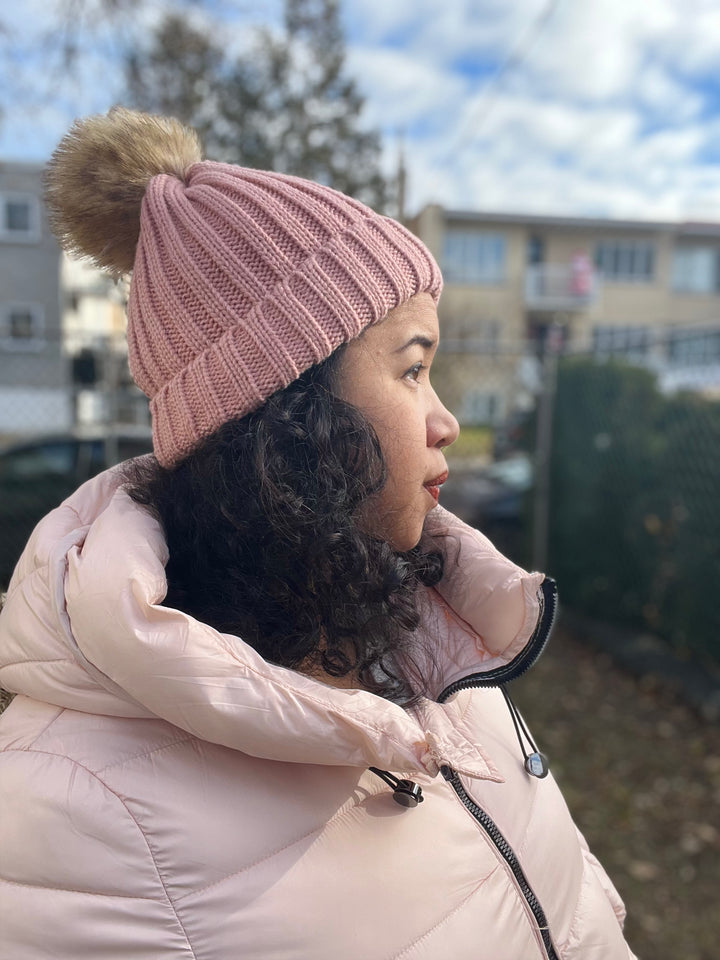 Bonnet noir femme avec pompom en fausse fourrure et doublure satinée