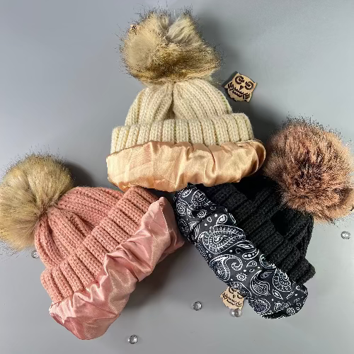 Détail de la doublure en satin du bonnet d’hiver bébé
