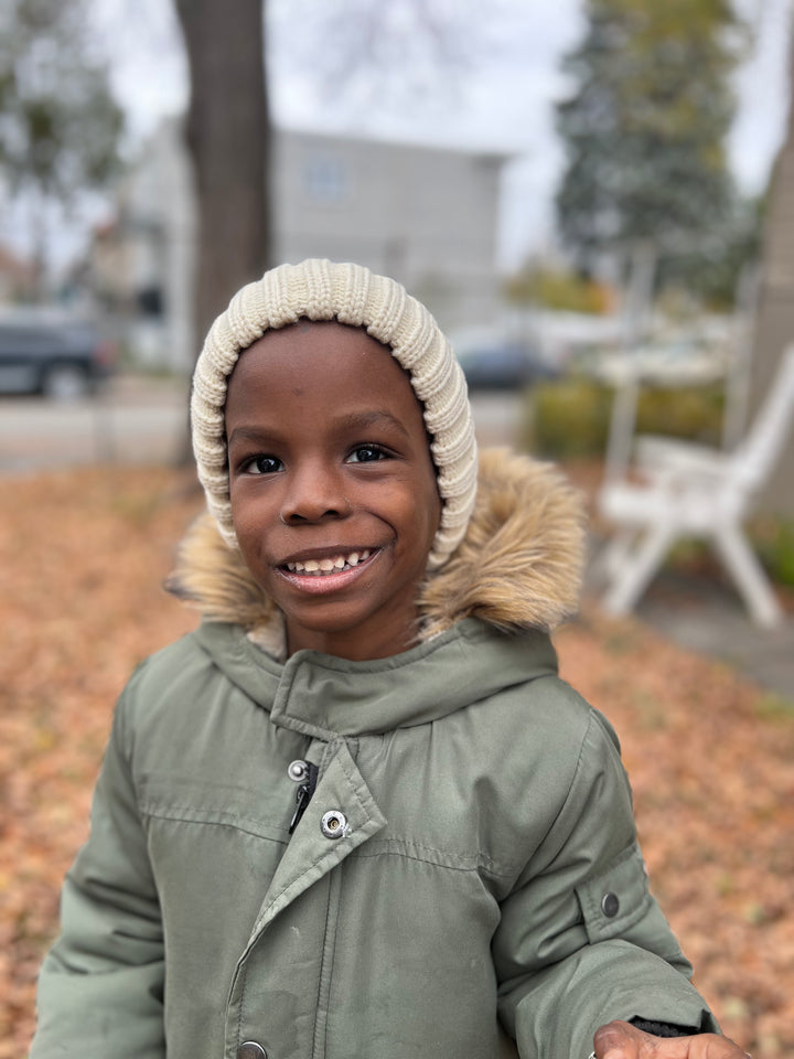 Bonnet d'hiver avec satin porté sur cheveux afro garcon