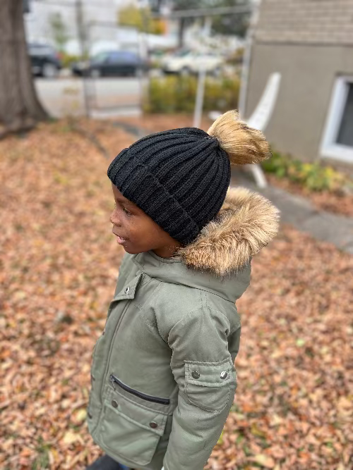Doublure en satin du bonnet d’hiver noir pour garçon