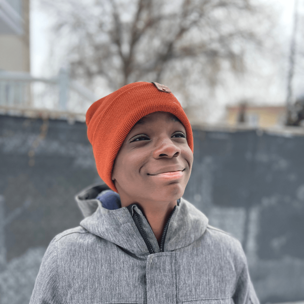 Bonnet d’hiver garçon doublé en satin noir pour cheveux texturés