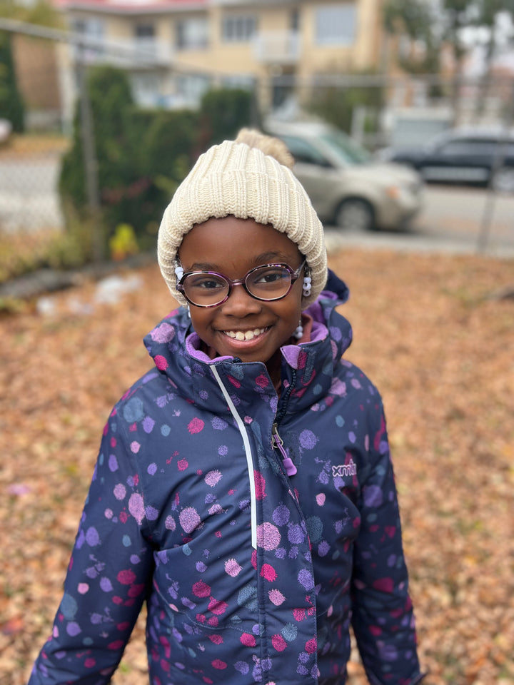 Bonnet d'hiver avec satin porté sur cheveux texturés enfant