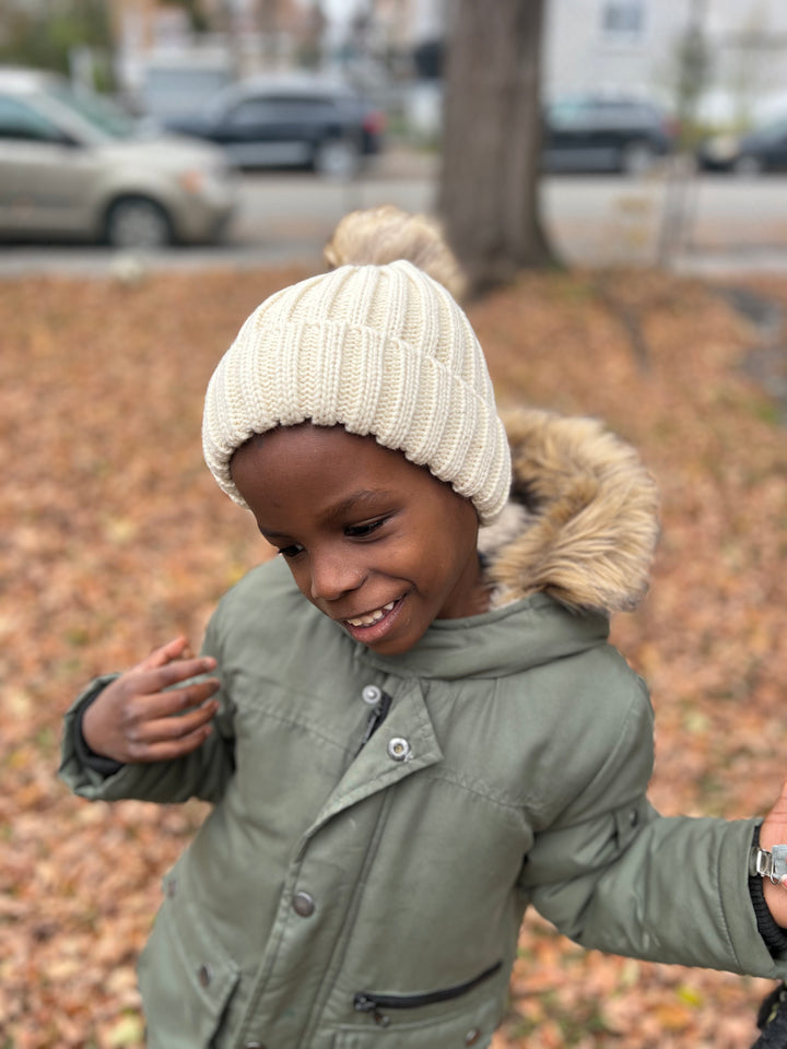 Bonnet d'hiver avec satin et pompom porté sur cheveux afro garcon  enfant