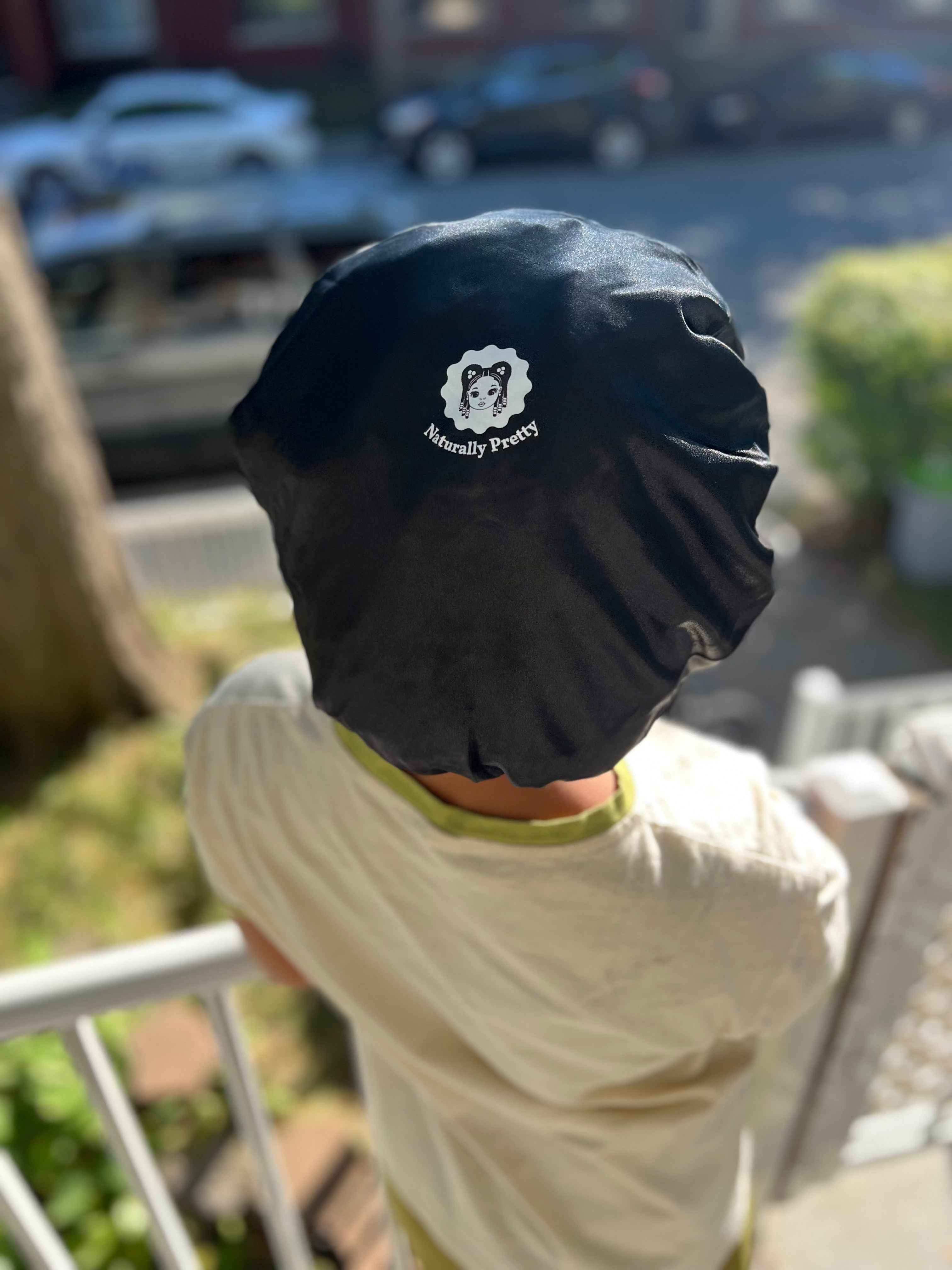 Bonnet de nuit en satin pour protéger les cheveux bouclés d’un enfant