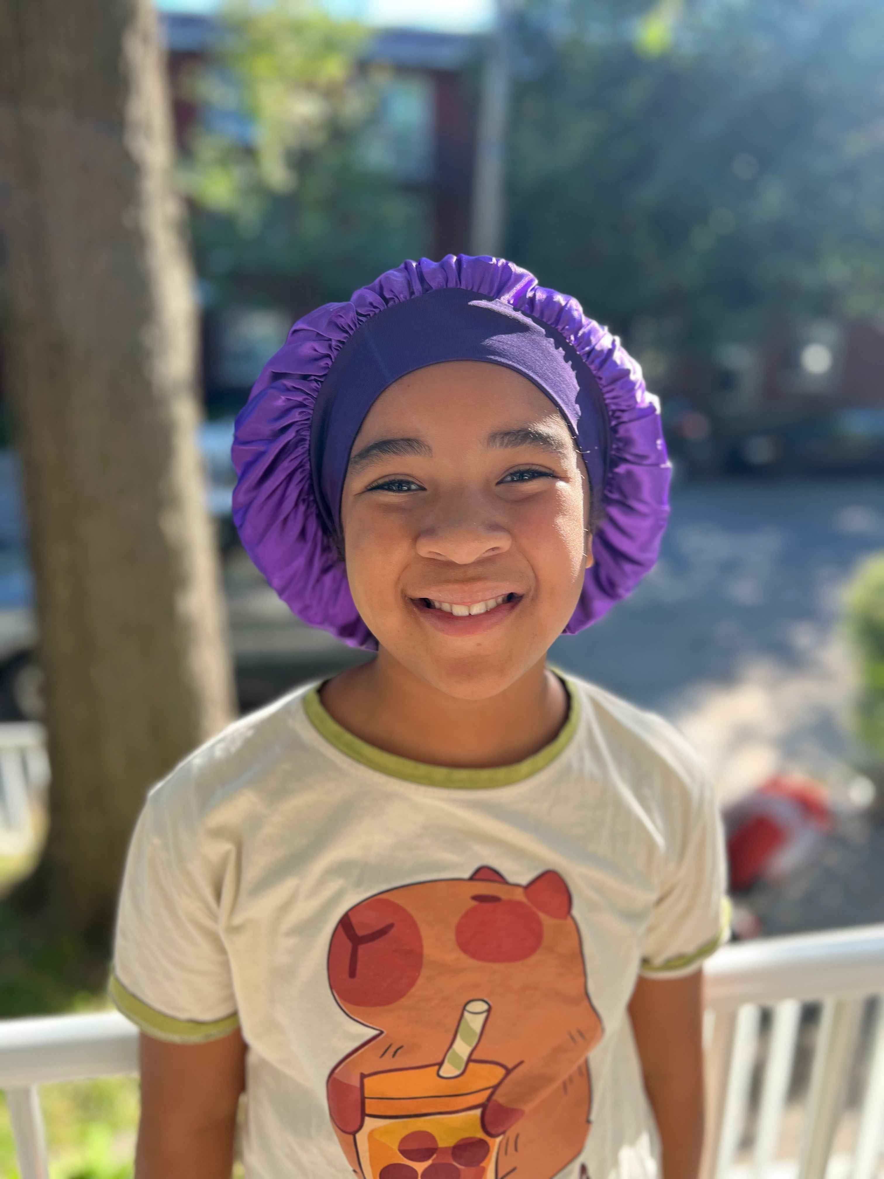 Bonnet en satin enfant adapté aux cheveux crépus