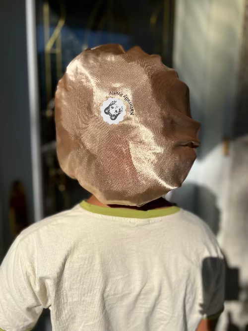 Bonnet de nuit en satin doré pour cheveux bouclés, frisés ou crépus