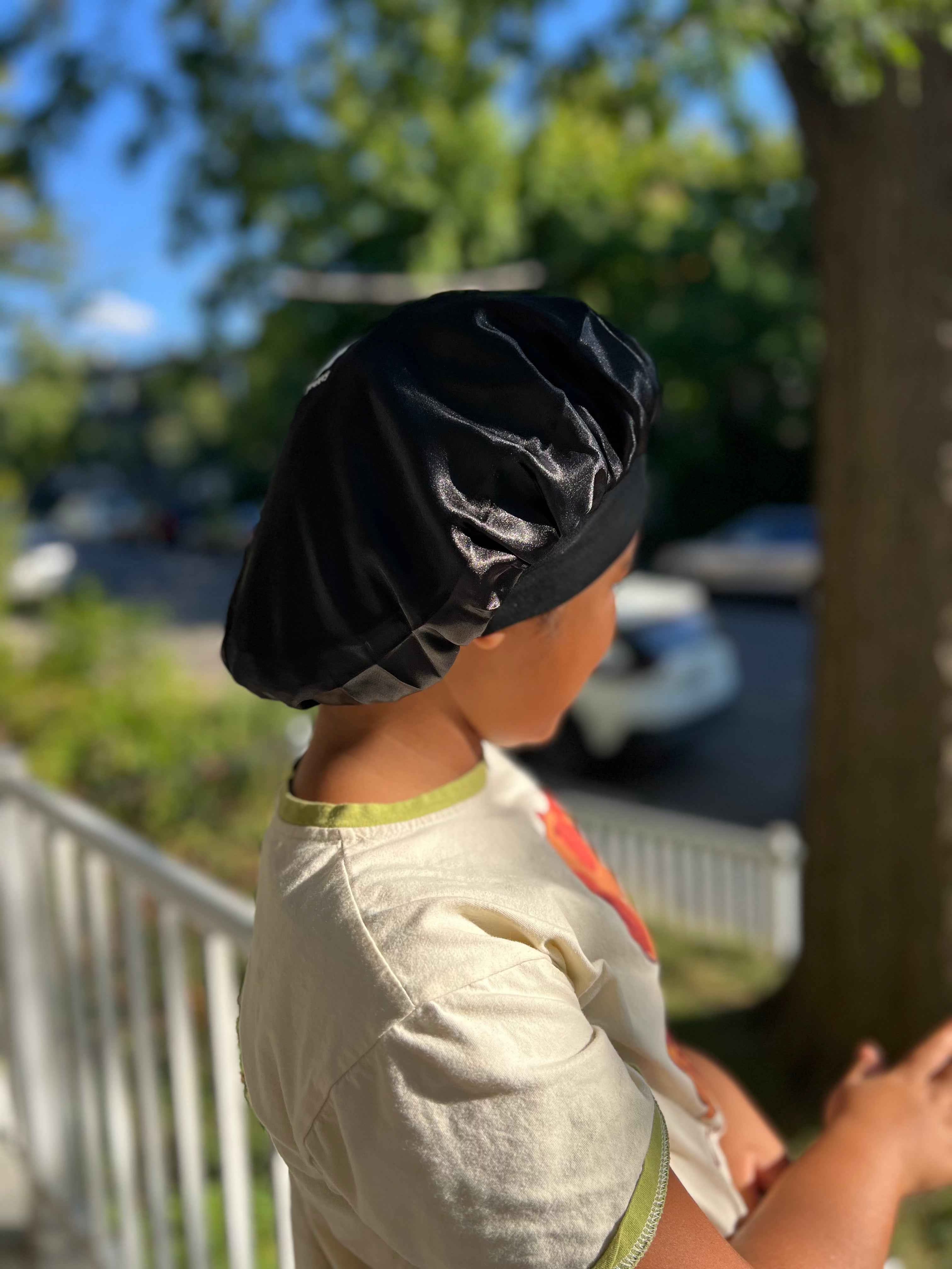 Bonnet en satin Serenity Night protégeant la coiffure d’un enfant