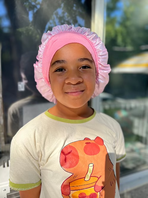 fille de 10 ans avec bonnet en satin rose