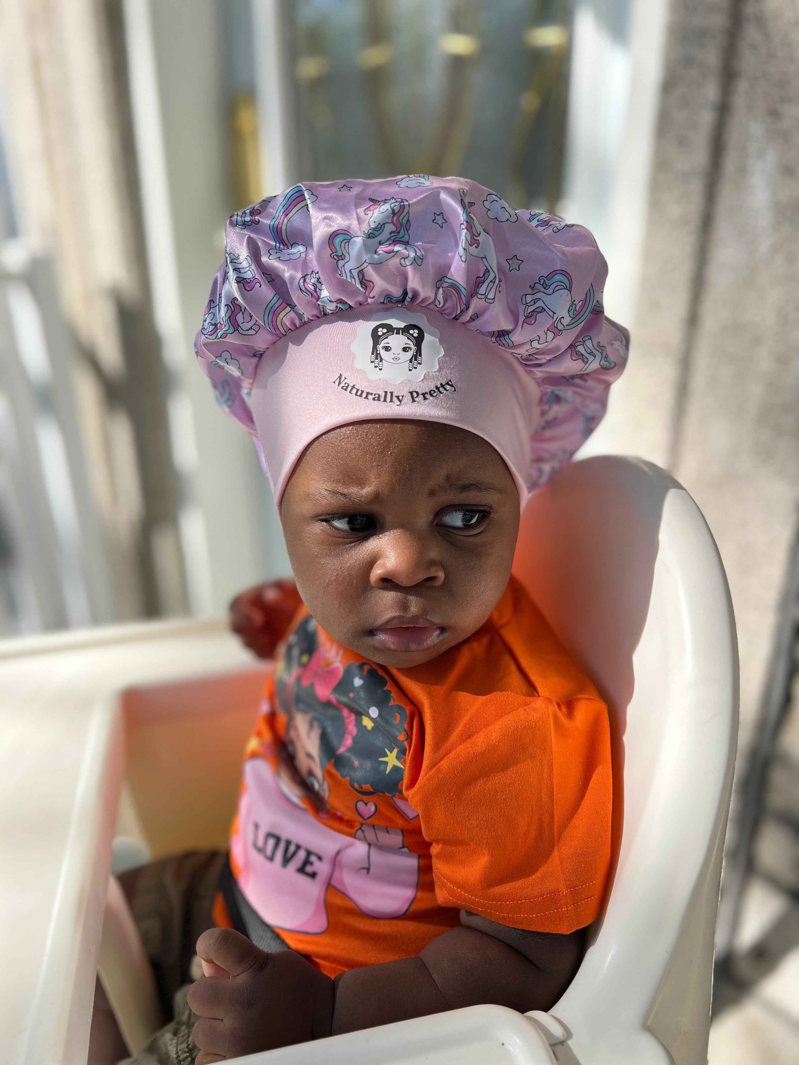 Bonnet en satin licorne adapté aux cheveux frisés d’un enfant