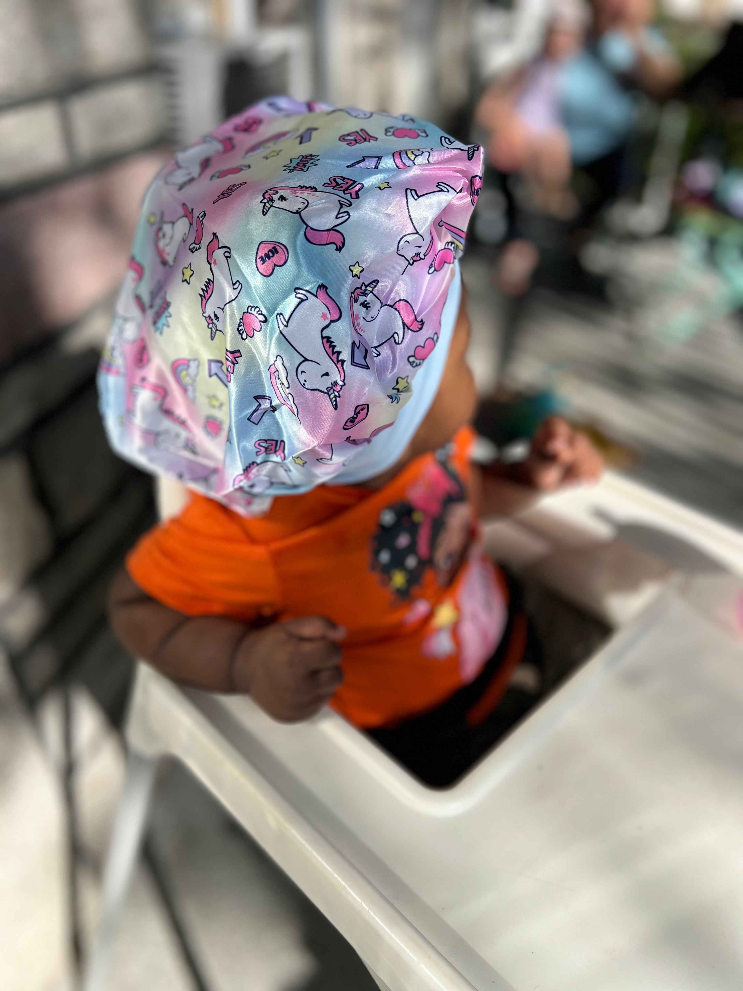 Bonnet licorne Serenity Night protégeant une coiffure enfant