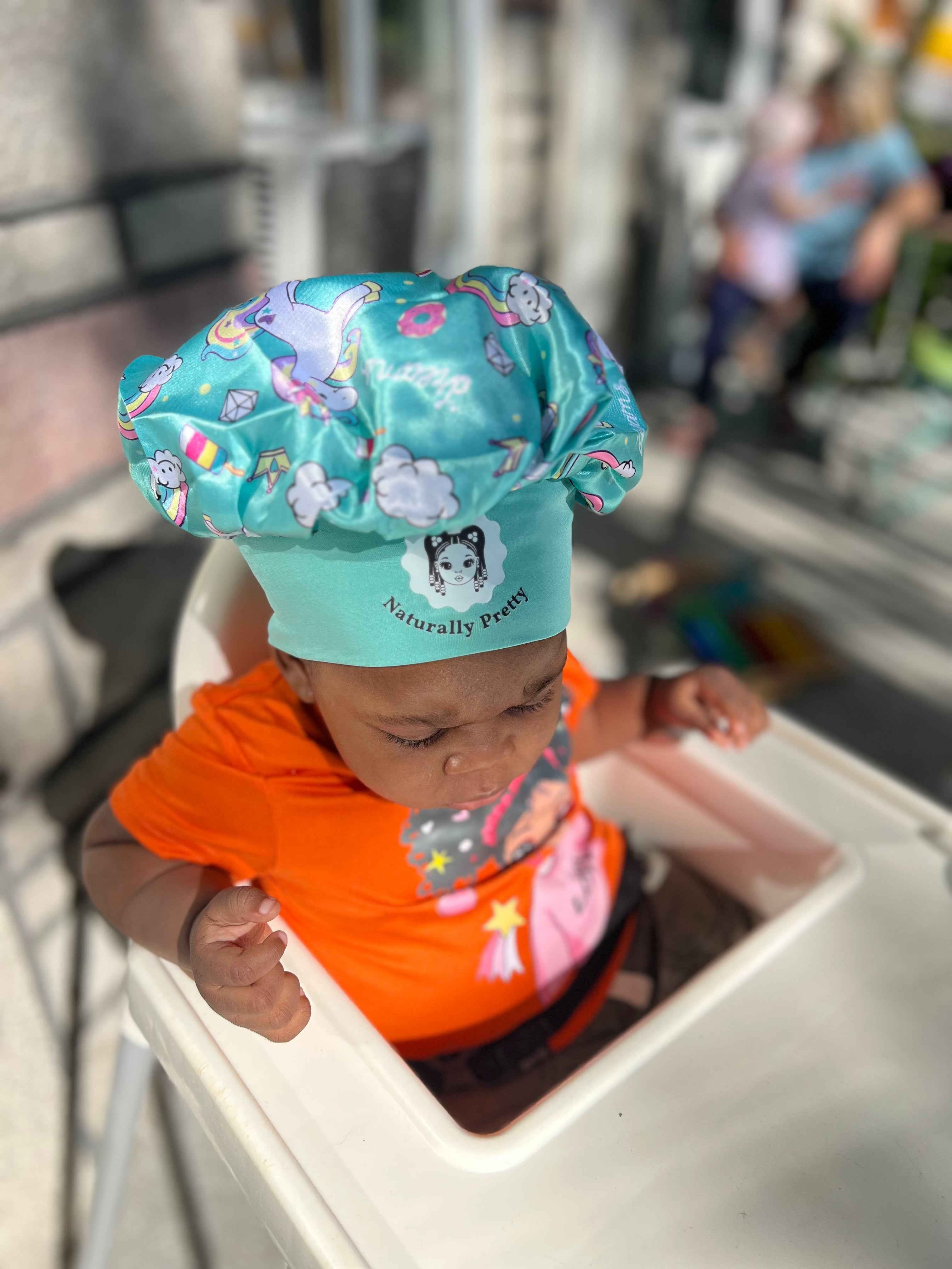 Vue de face du bonnet en satin licorne Serenity Night pour enfant