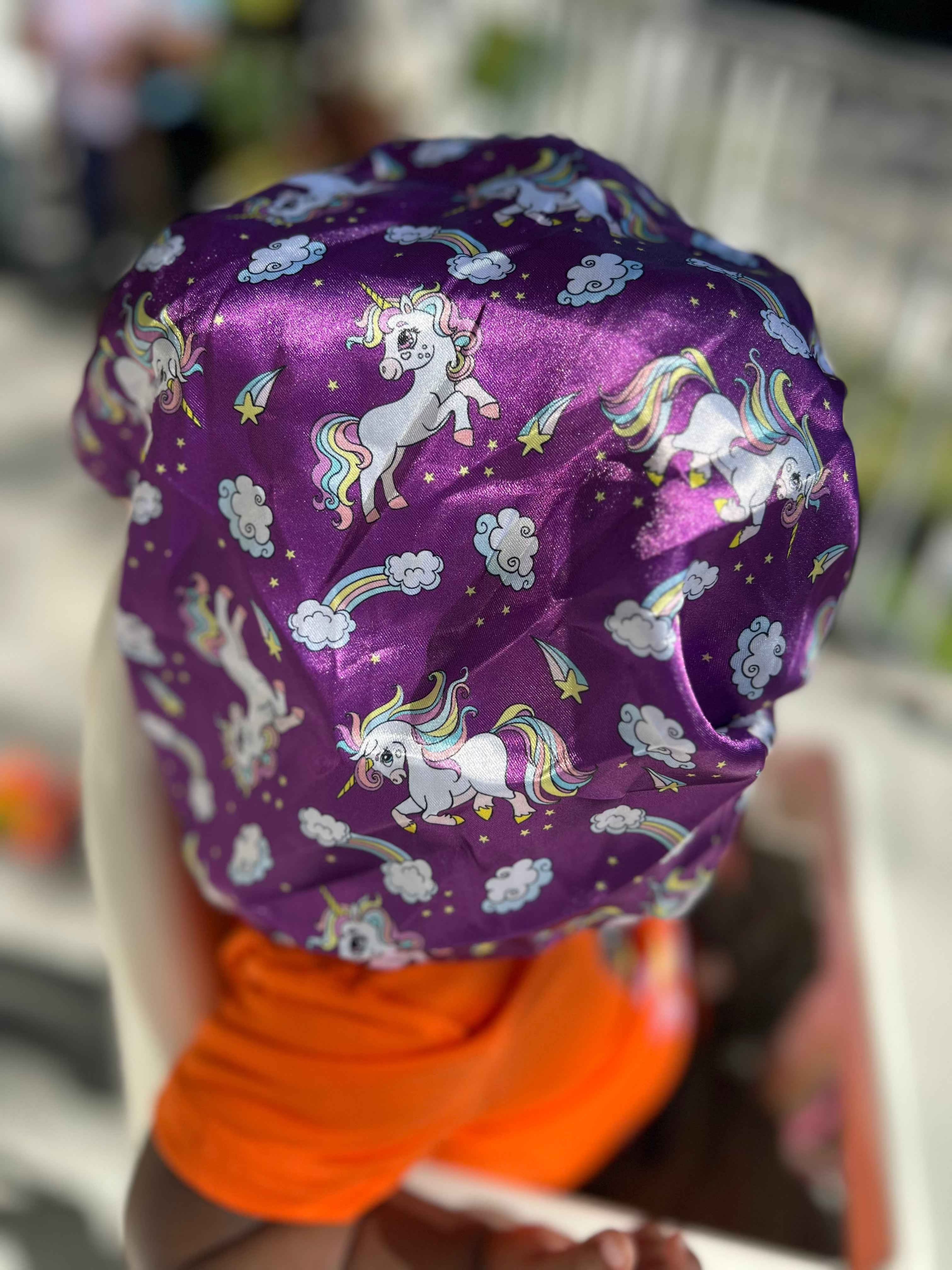 Bonnet en satin licorne pour protéger les cheveux d’un enfant la nuit