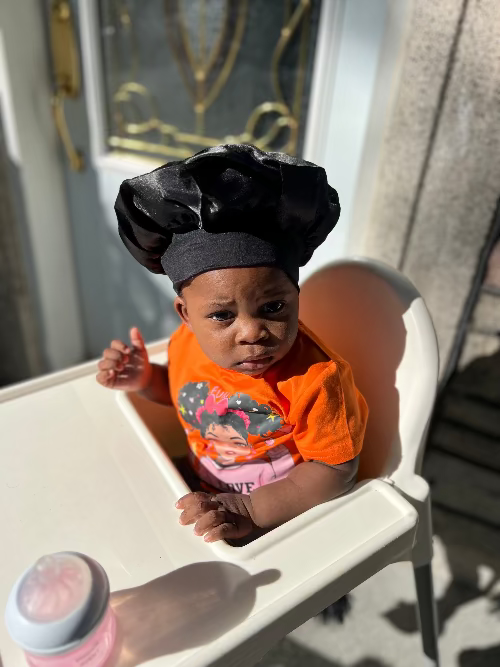 bébé noir aux cheveux crépus avec un bonnet en ation