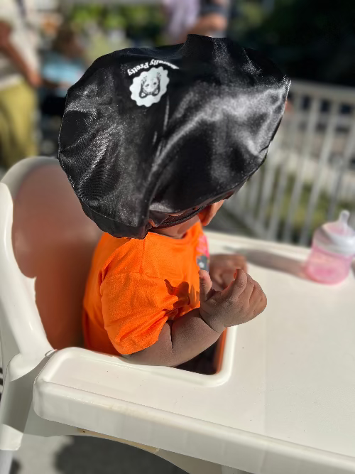 bonnet en satin noir pour bebe