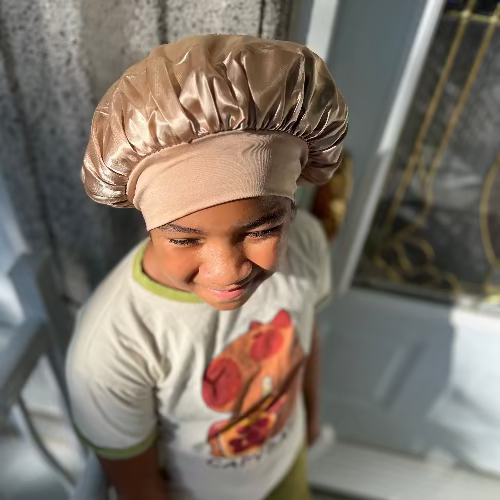 Bonnet en satin enfant protégeant les cheveux pendant la nuit