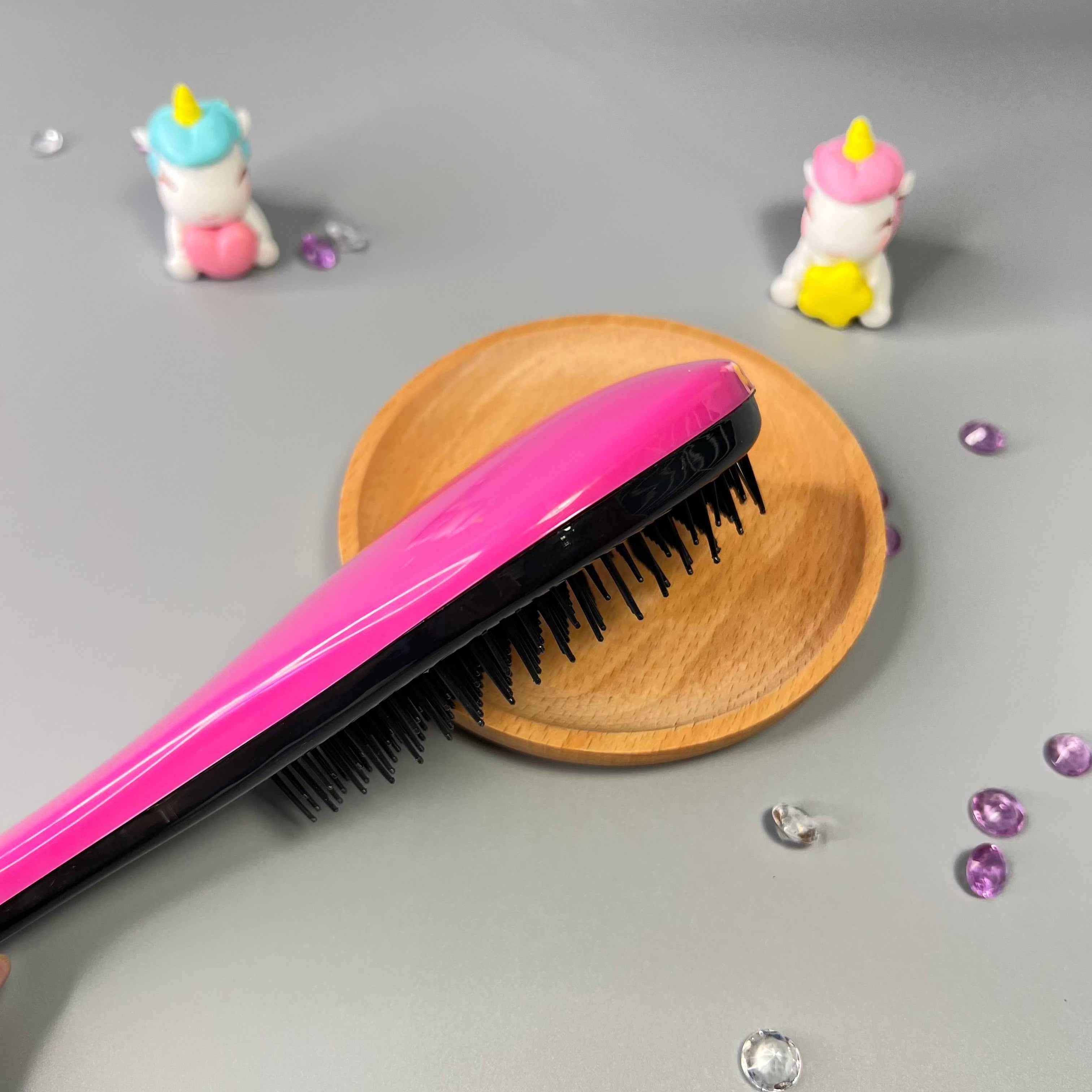 Utilisation de la brosse Bouclette sur les boucles d’un enfant