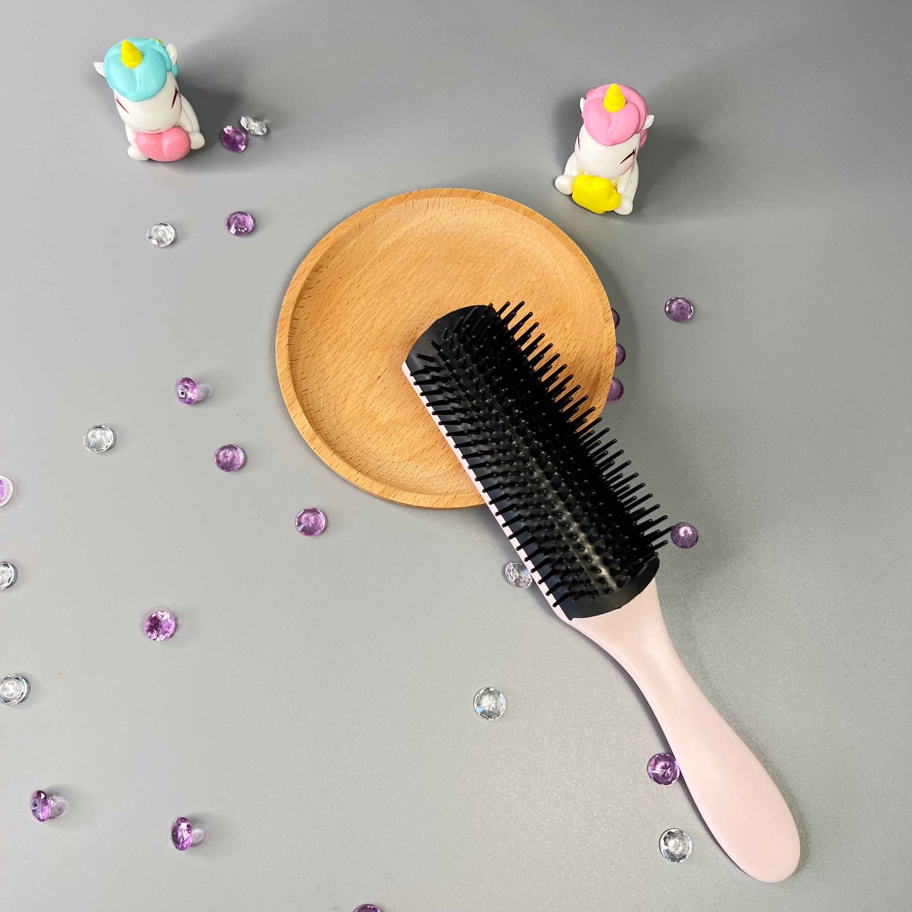 Démêlage doux des cheveux frisés avec la brosse Frisette
