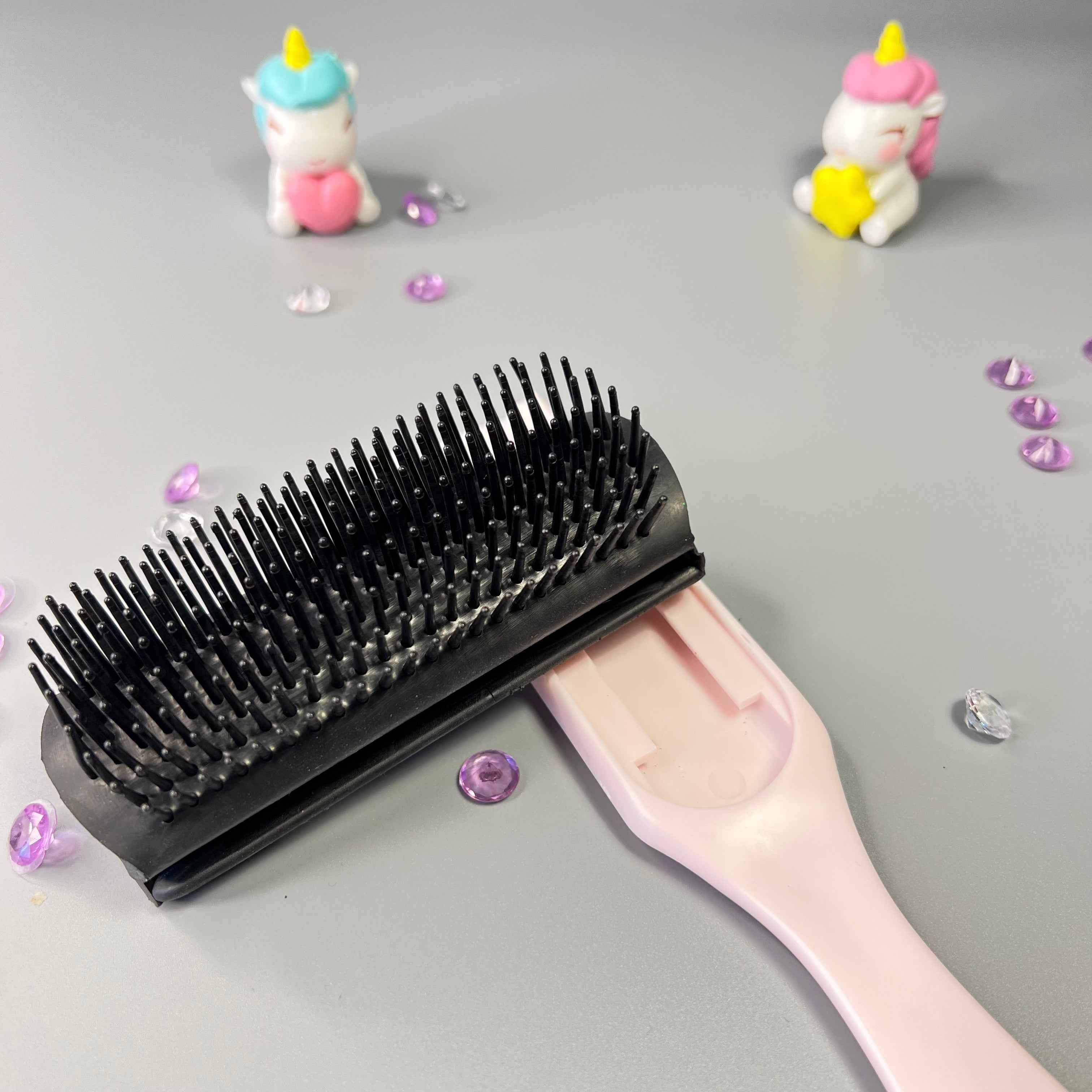 Démêlage doux des cheveux frisés avec la brosse Frisette