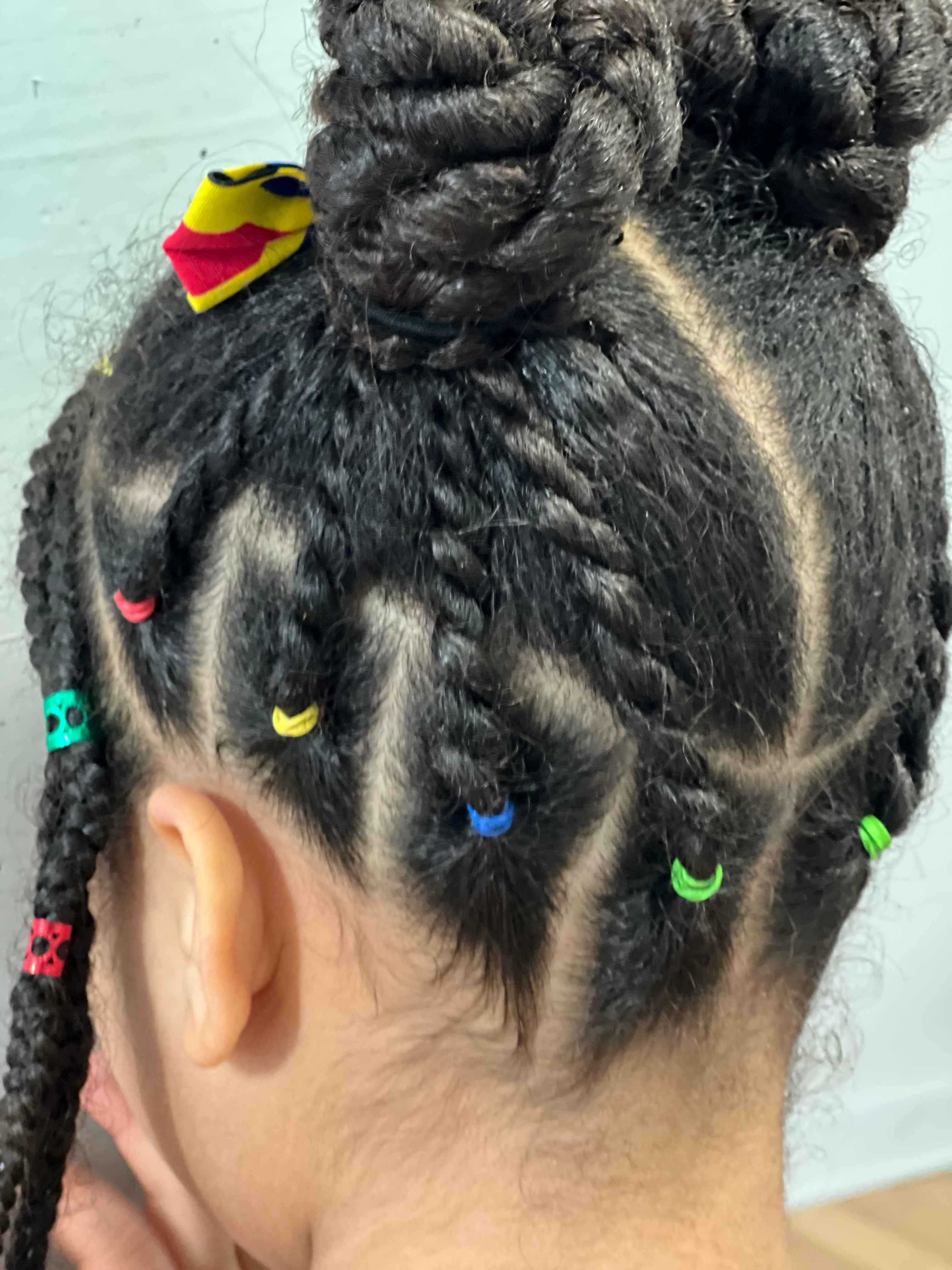 Coiffure avec élastiques sur cheveux bouclés d’enfant