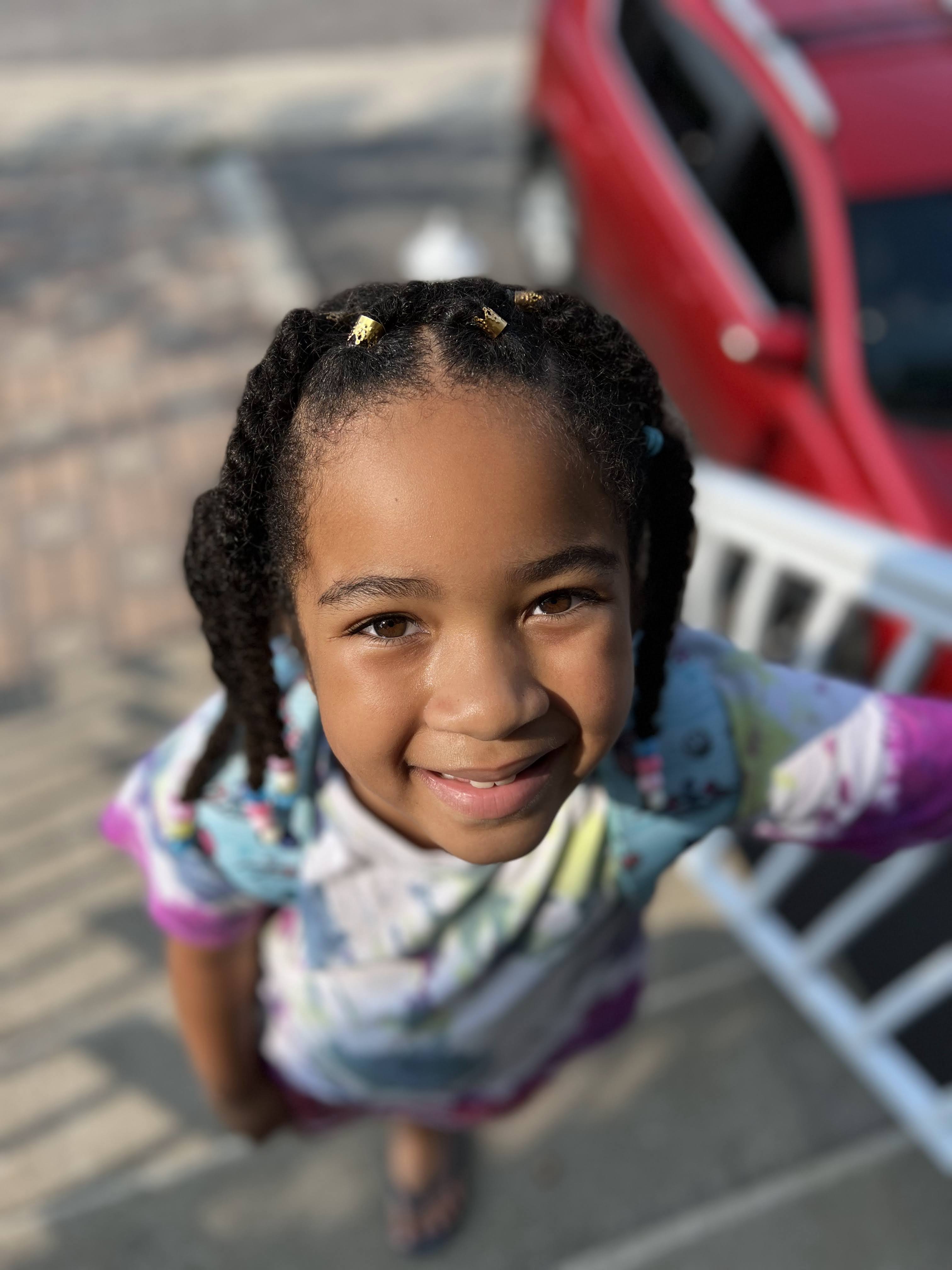 Coiffure enfant afro avec tracés multiples et twists vanilles