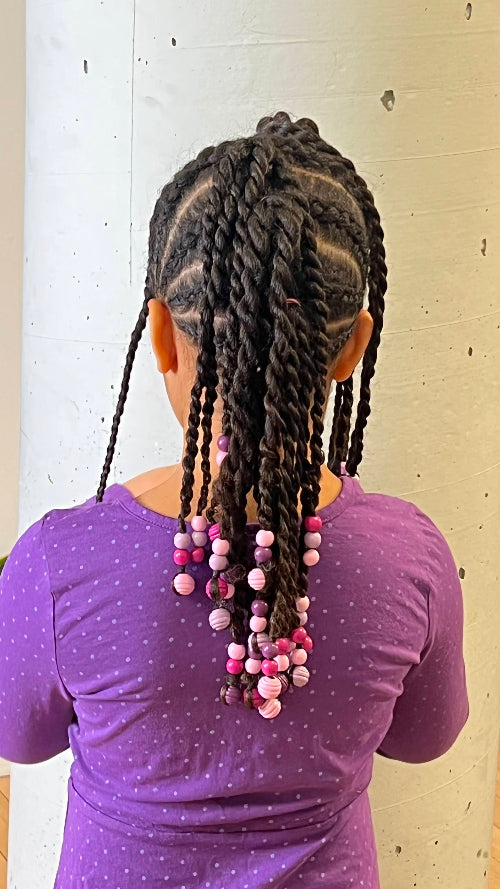 Coiffure experte hawk avec tresses collées sur petite fille métisse